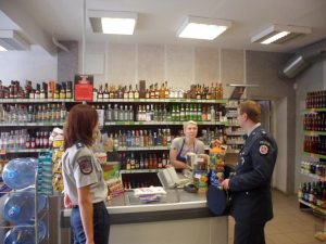 parduotuve_alkoholis_policijos_pareigunas