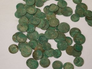 ąsotis su senovinėmis monetomis